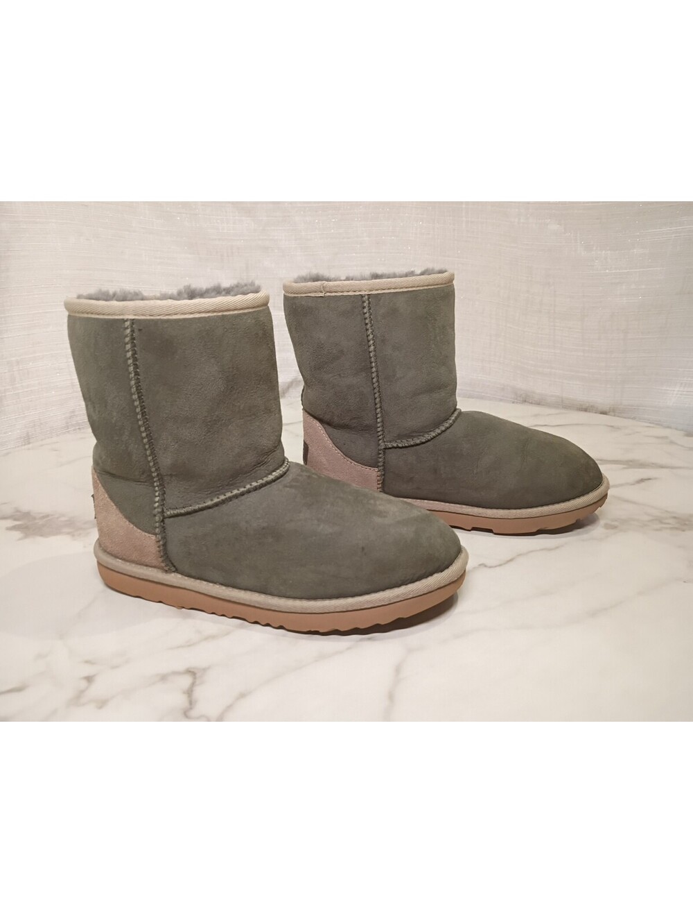 UGG KIDS CLASSIC SHORT II - 1017703K Size 4 Used